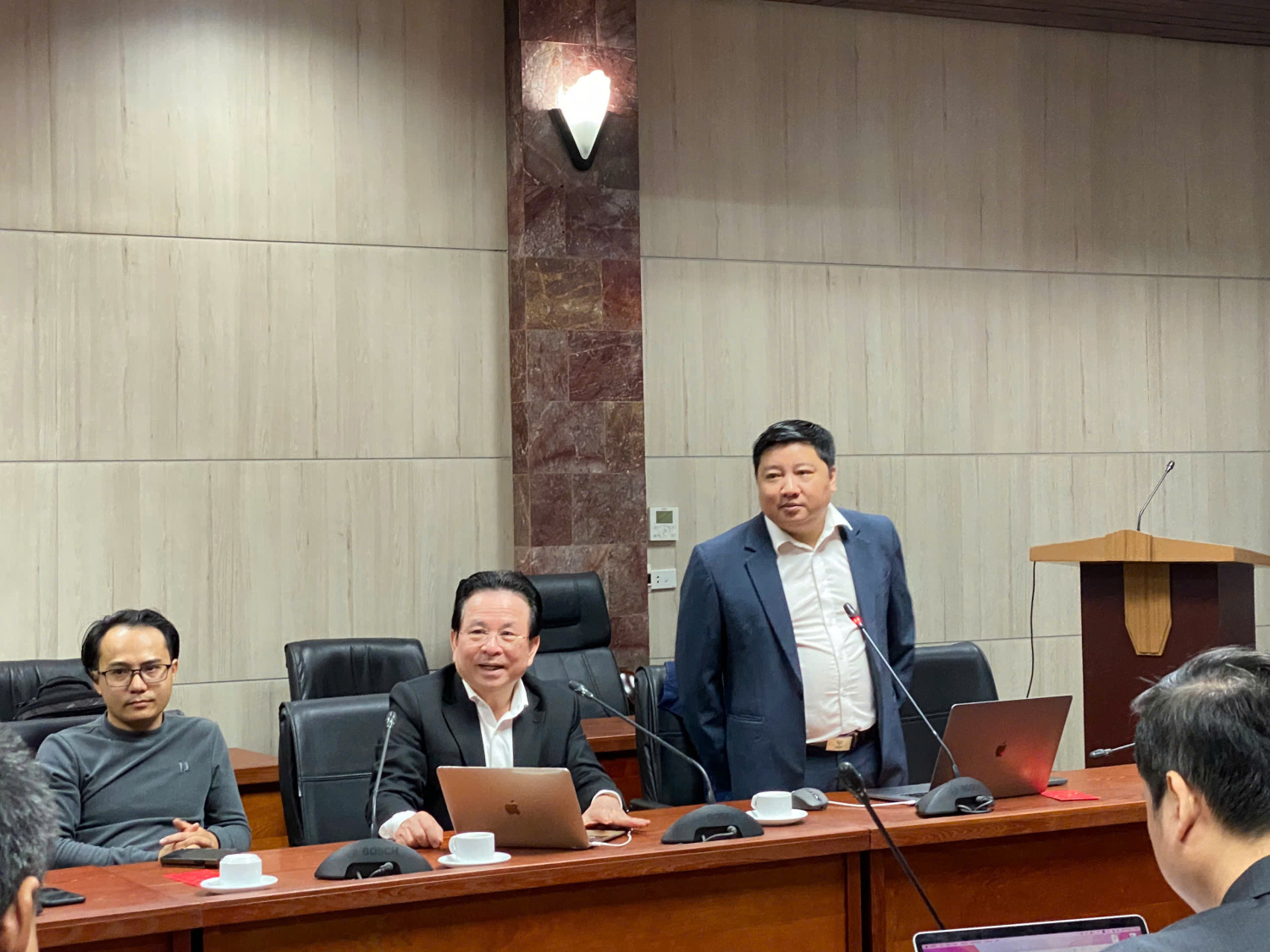 Cha mẹ nghèo kiệt quệ khi cả hai con trai cùng mắc bạo bệnh